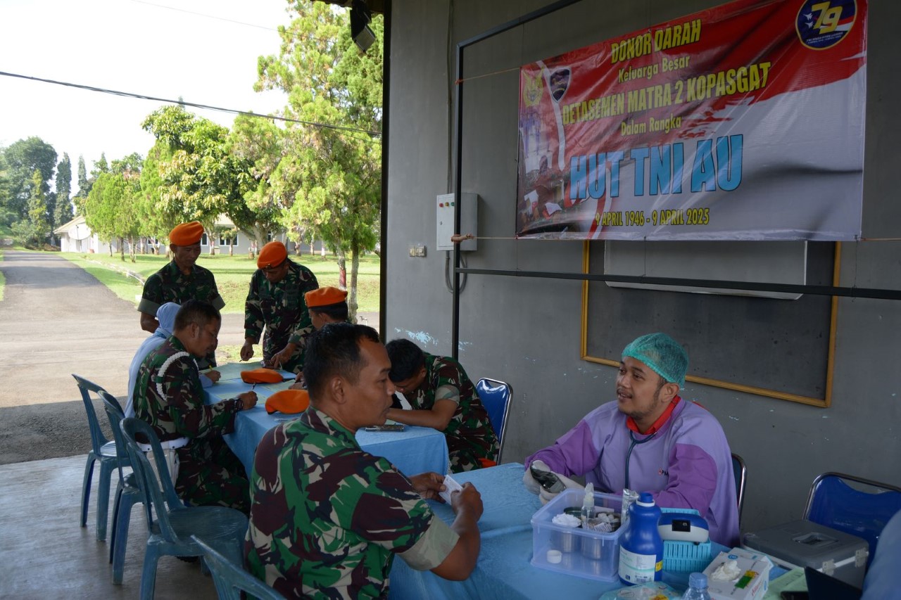 Denmatra 2 Kopasgat melaksanakan kegiatan donor darah dalam rangka HUT TNI AU Ke-79