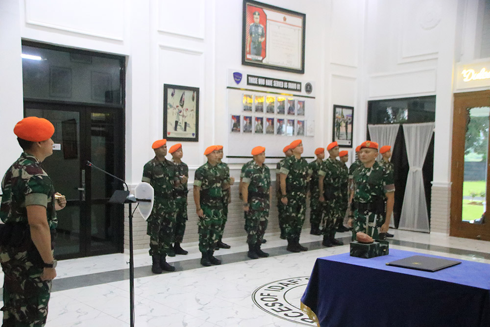 KOMANDAN SATUAN BRAVO 90 KOPASGAT PIMPIN UPACARA PENYERAHAN JABATAN WADANSAT BRAVO 90 KOPASGAT