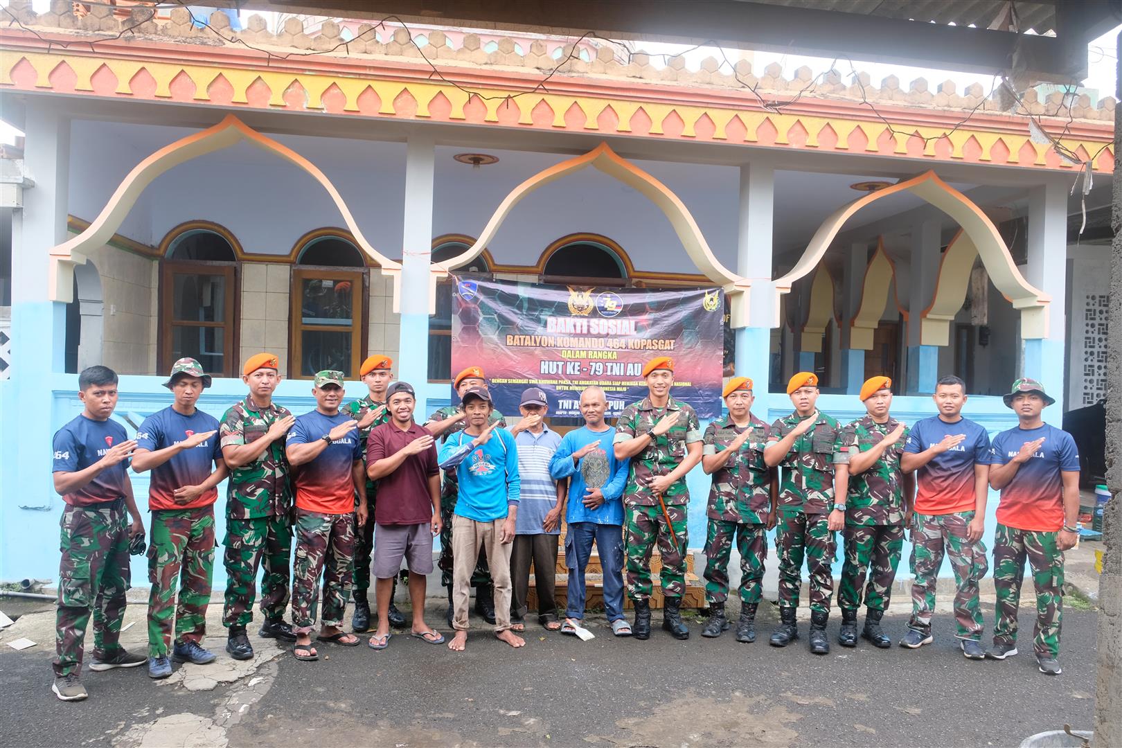 Yonko 464 Kopasgat Gelar Karya Bakti Sosial Perbaikan Fasilitas Ibadah Dalam Rangka HUT Ke – 79 TNI AU