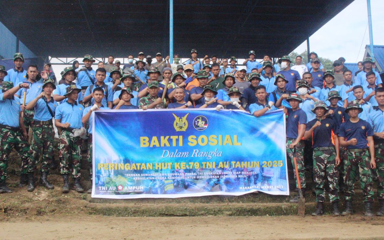 Peringati HUT Ke-79 TNI AU, Prajurit Kopasgat Makassar Laksanakan Bakti Sosial Peduli Lingkungan