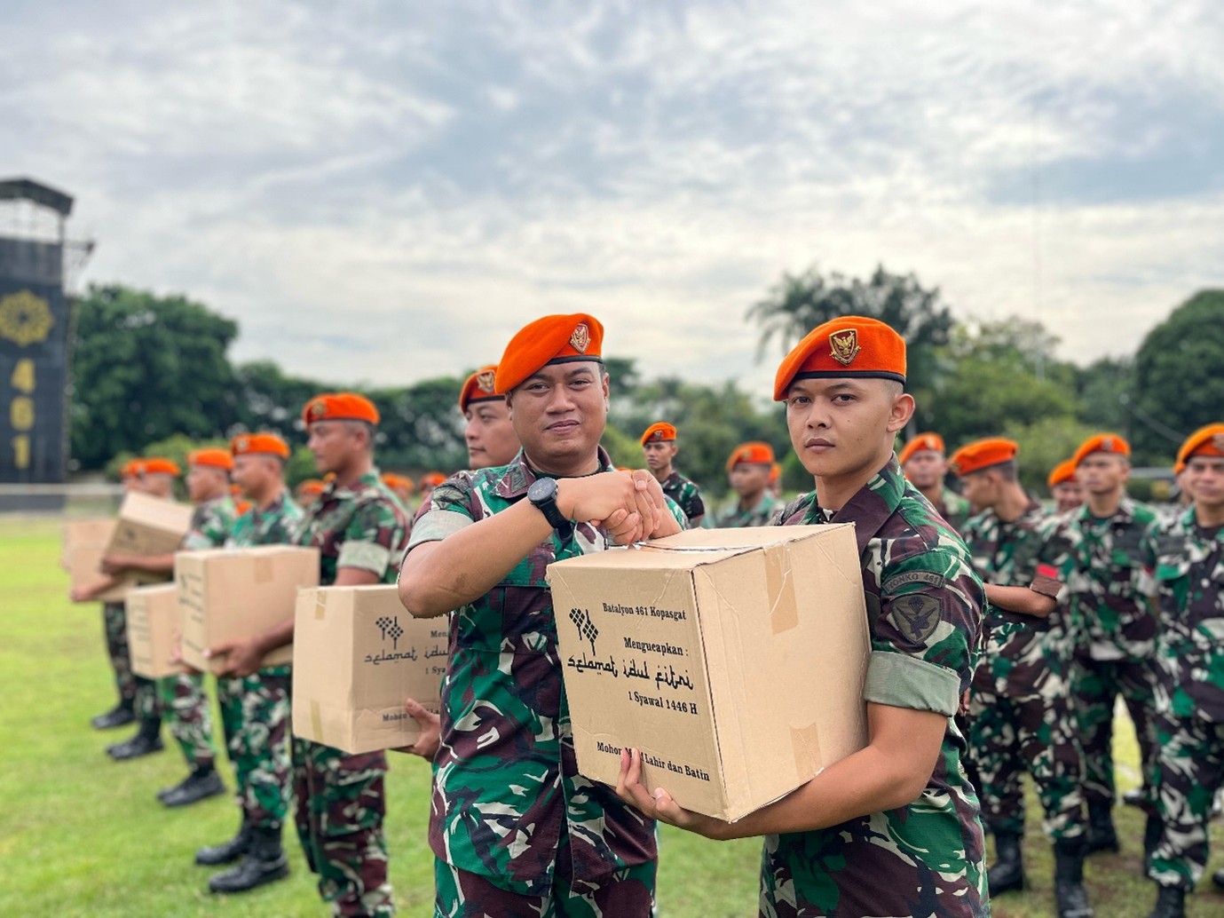 Batalyon Komando 461 Kopasgat Semarakkan Hari Raya Idul Fitri dengan Pembagian Bingkisan Lebaran