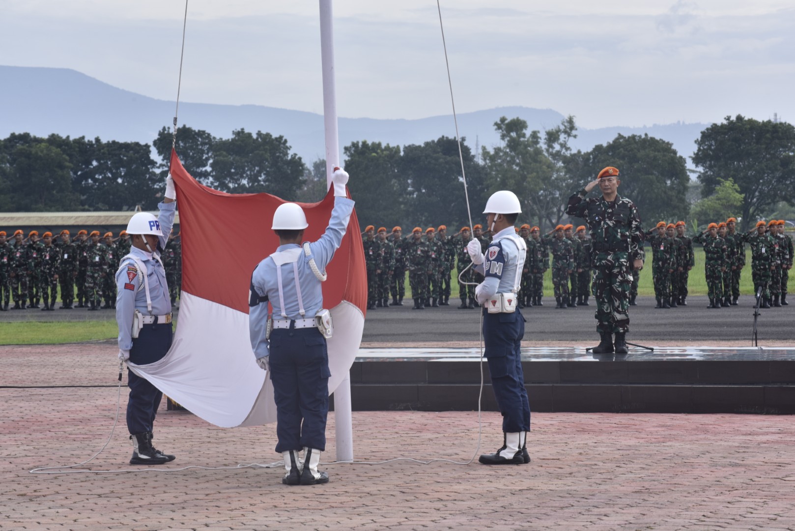 Kapen Kopasgat Pimpin Upacara Bendera Mingguan  Di Mako Kopasgat