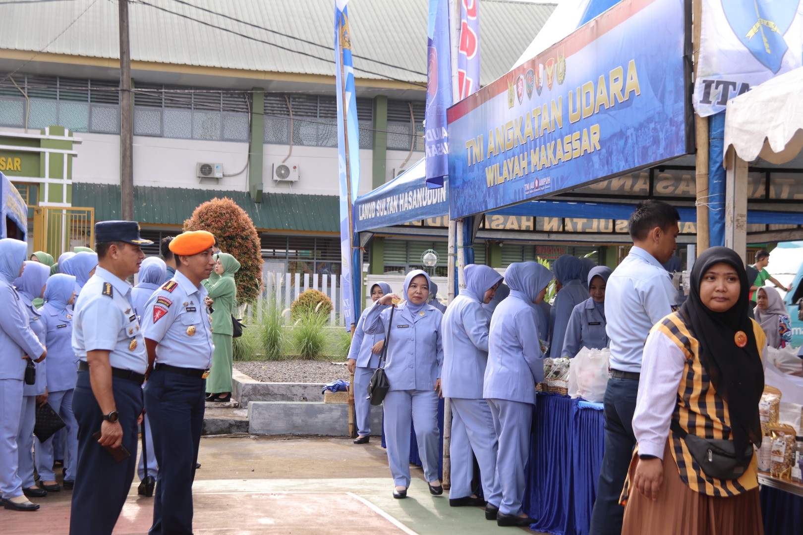 Danwingko II Kopasgat Hadiri Kegiatan Bazar Murah TNI