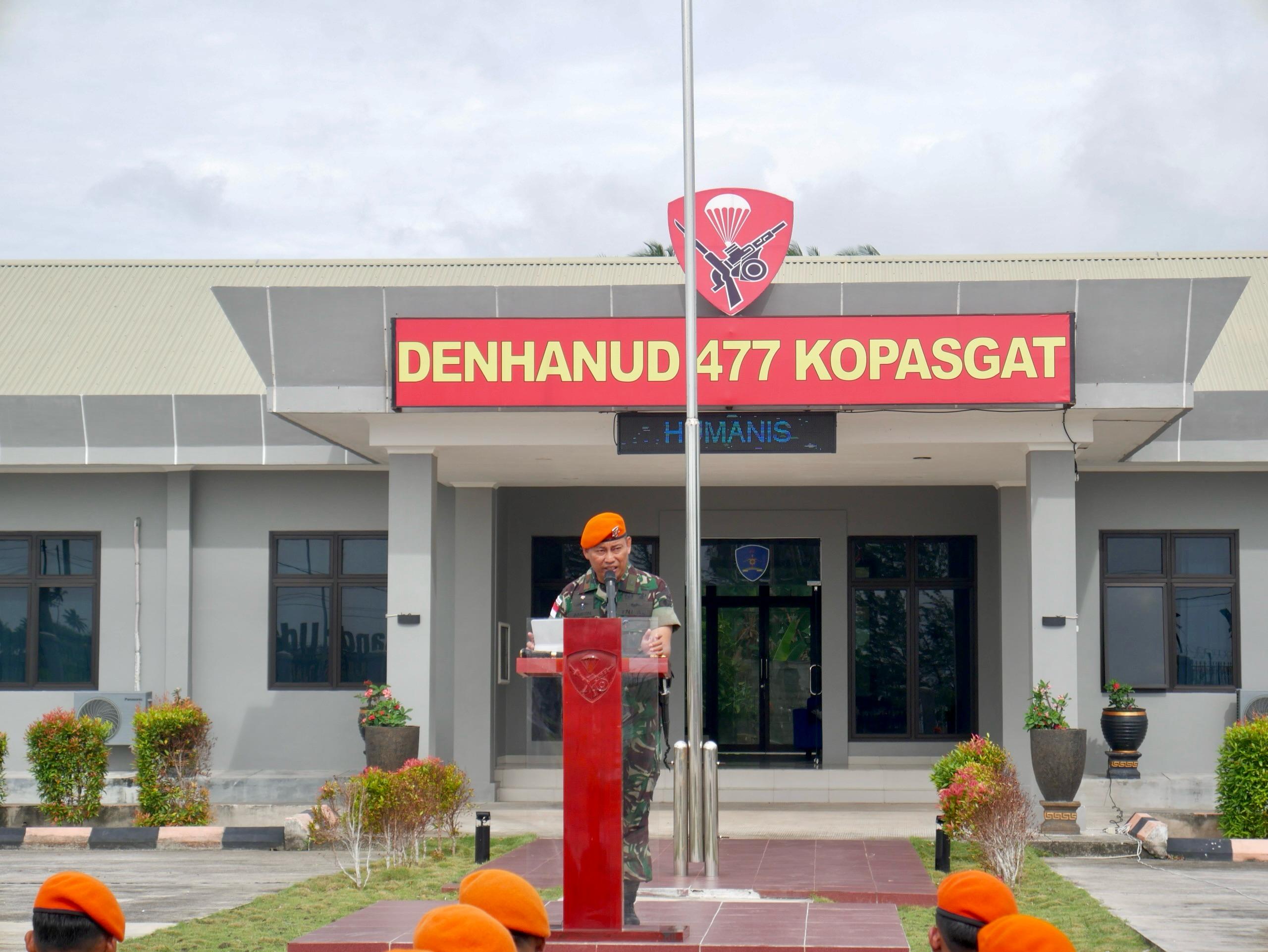Penyerahan Piagam Penghargaan dan Piala dari Atlet Taekwondo kepada Satuan serta Pembagian Hadiah Lomba Antar Baterai dalam rangka HUT TNI AU ke-79
