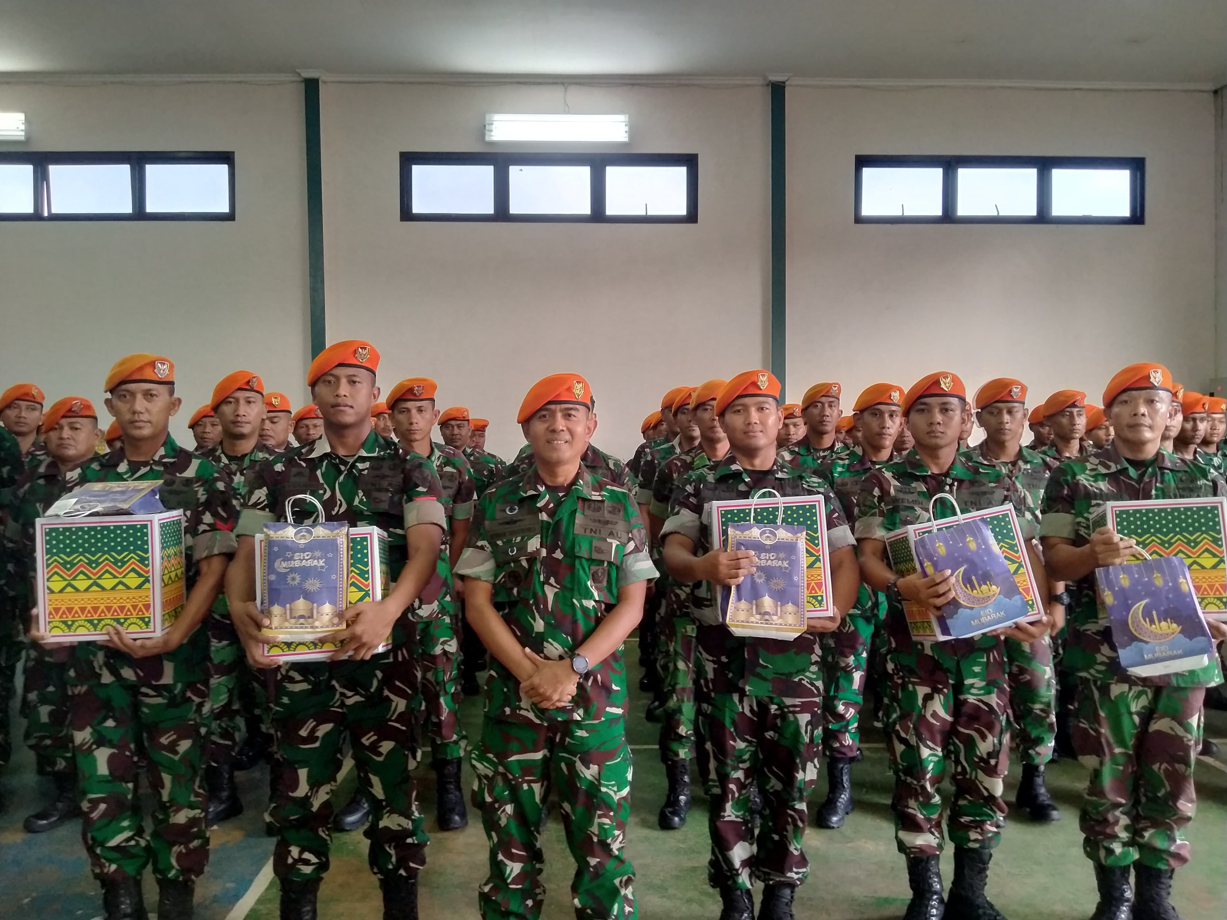 Dalam Rangka Menyambut Hari Raya Idul Fitri 1446 H Komandan Detasemen Matra I Wing Komando I Kopasgat Berikan Bingkisan Kepada Seluruh Prajurit
