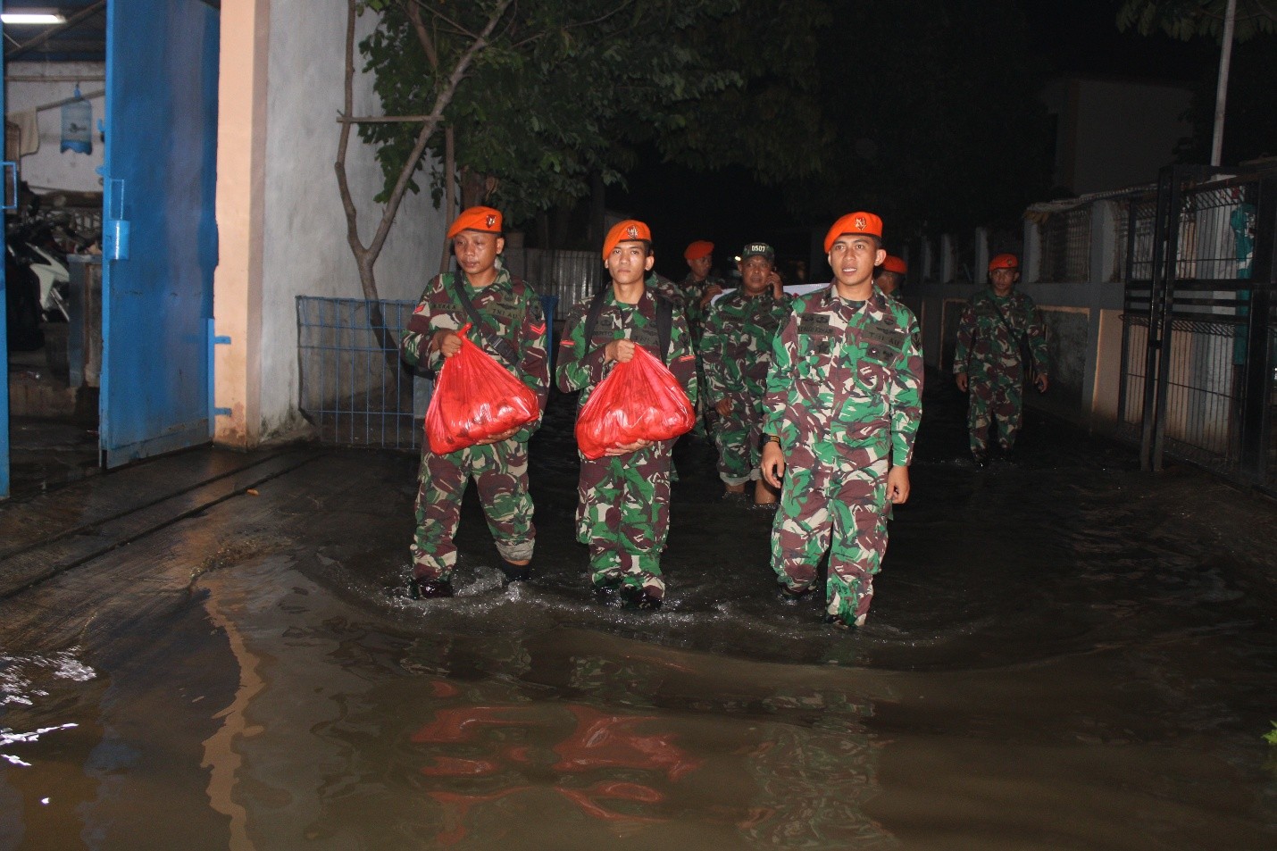 Dapur Lapangan Yonko 461 Kopasgat Hadir untuk Korban Bencana Banjir