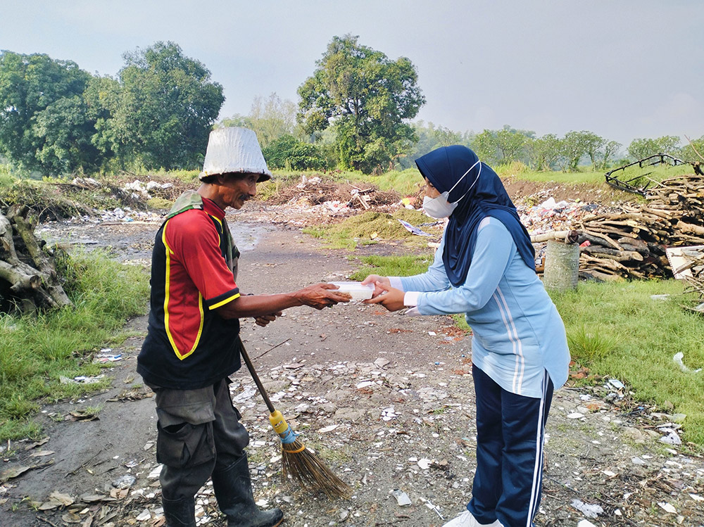 PRAJURIT YONKO 463 KOPASGAT DAN PIA ARDHYA GARINI RANTING 02-2 YONKO 463 GABUNGAN KOPASGAT MELAKSANAKAN JUM’AT BERKAH DI TPS MAOSPATI