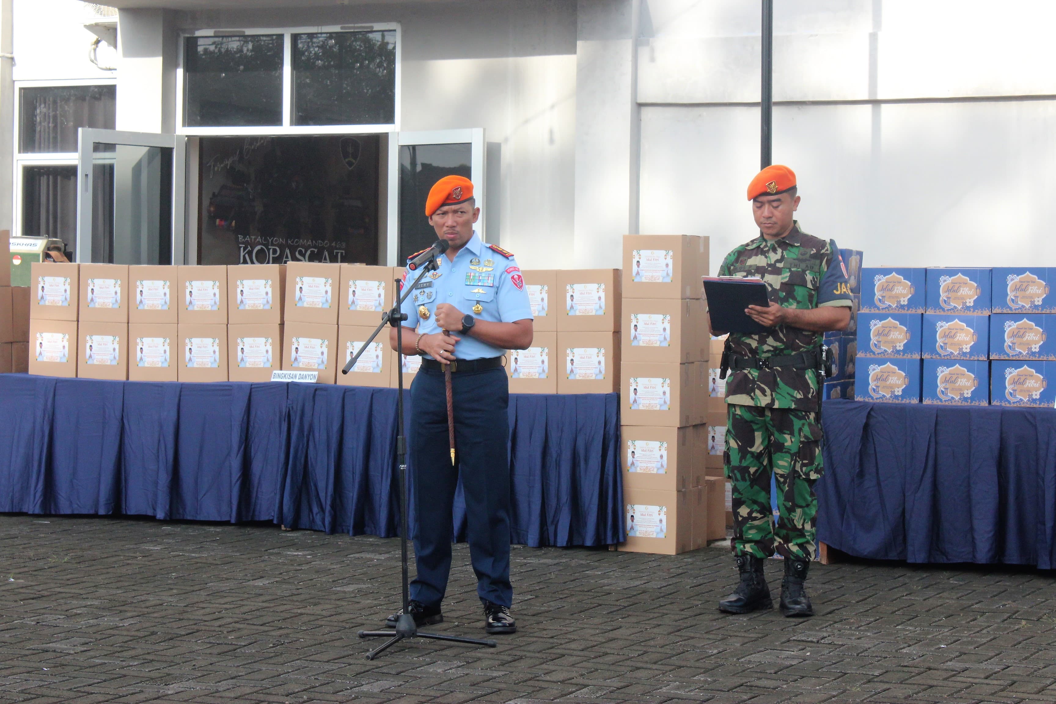 Semarakkan Hari Raya Idul Fitri Dengan Pembagian Bingkisan Lebaran Kepada Seluruh Prajurit  dan Warakawuri Yonko 463 Kopasgat