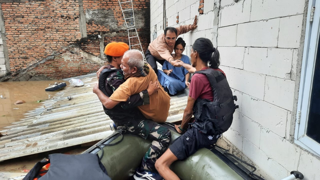 Detasemen matra 1 wing komando i kopasgat evakuasi warga bekasi yang terdampak banjir.