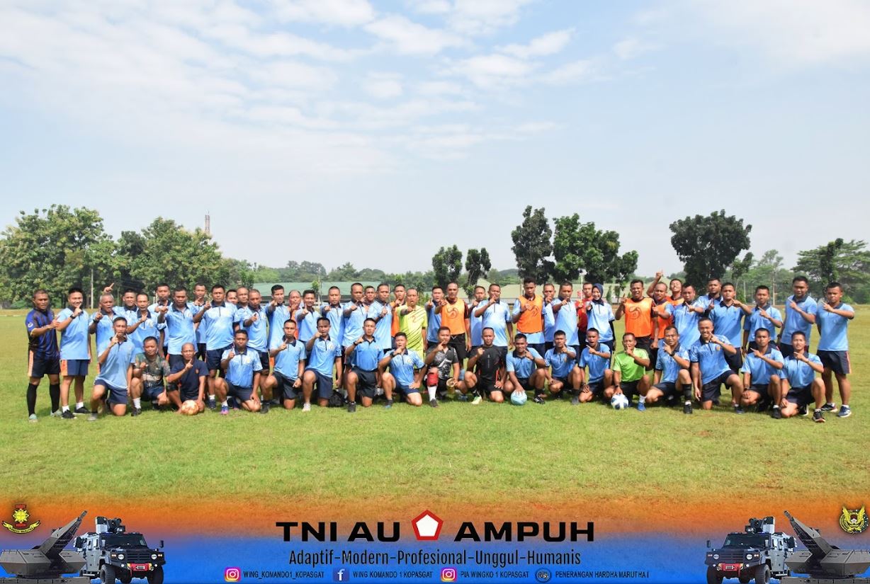 Komandan Wing Komando I Kopasgat Melaksanakan Olahraga Sepakbola Bersama Prajurit Markas Wing Komando I Kopasgat