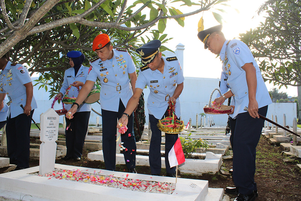 SATBRAVO 90 IKUTI ZIARAH DI TMP DREDET BERSAMA DANLANUD ATANG SENDJAJA DALAM RANGKA PERINGATAN HUT KE-79 TNI ANGKATAN UDARA