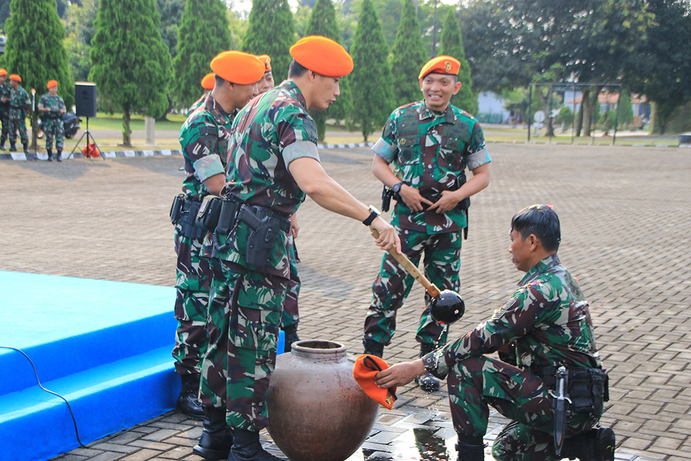 DANSAT BRAVO 90 PIMPIN UPACARA TRADISI KENAIKAN PANGKAT PRAJURIT SATBRAVO 90 KOPASGAT