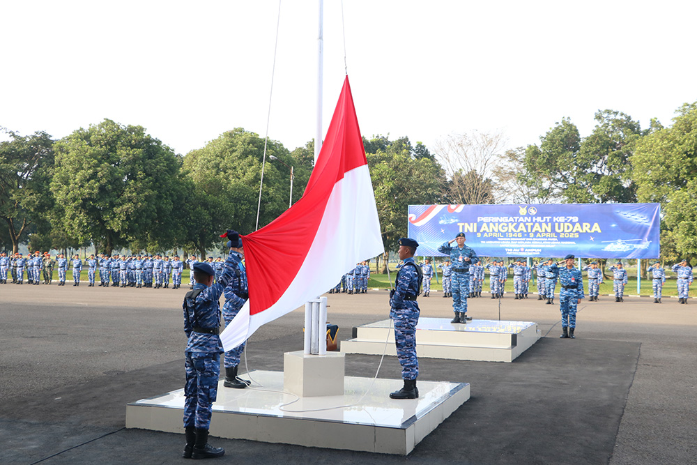 Prajurit Mako Kopasgat Mengikuti Upacara Bendera 17 an di Lanud Sulaiman