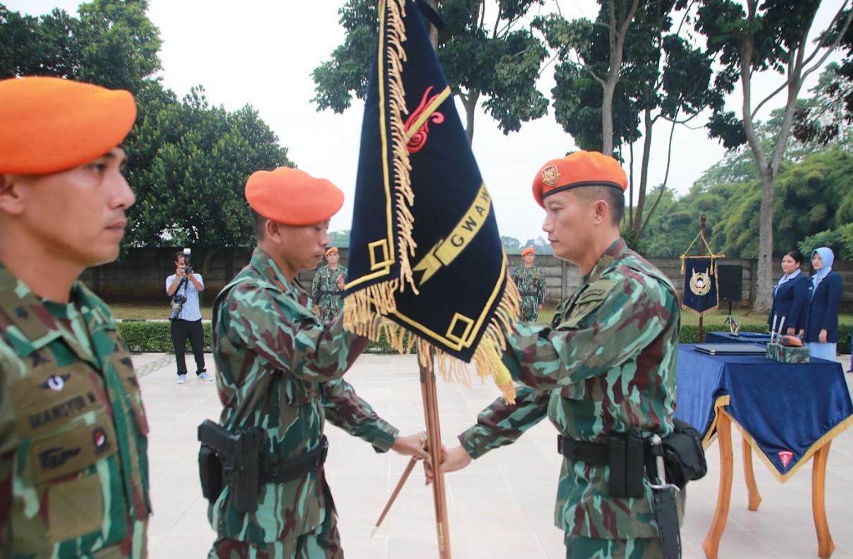 UPACARA SERAH TERIMA JABATAN KASILOG SATBRAVO DAN KOMANDAN DETASEMEN 903 BANSUS DIPIMPIN DANSAT BRAVO