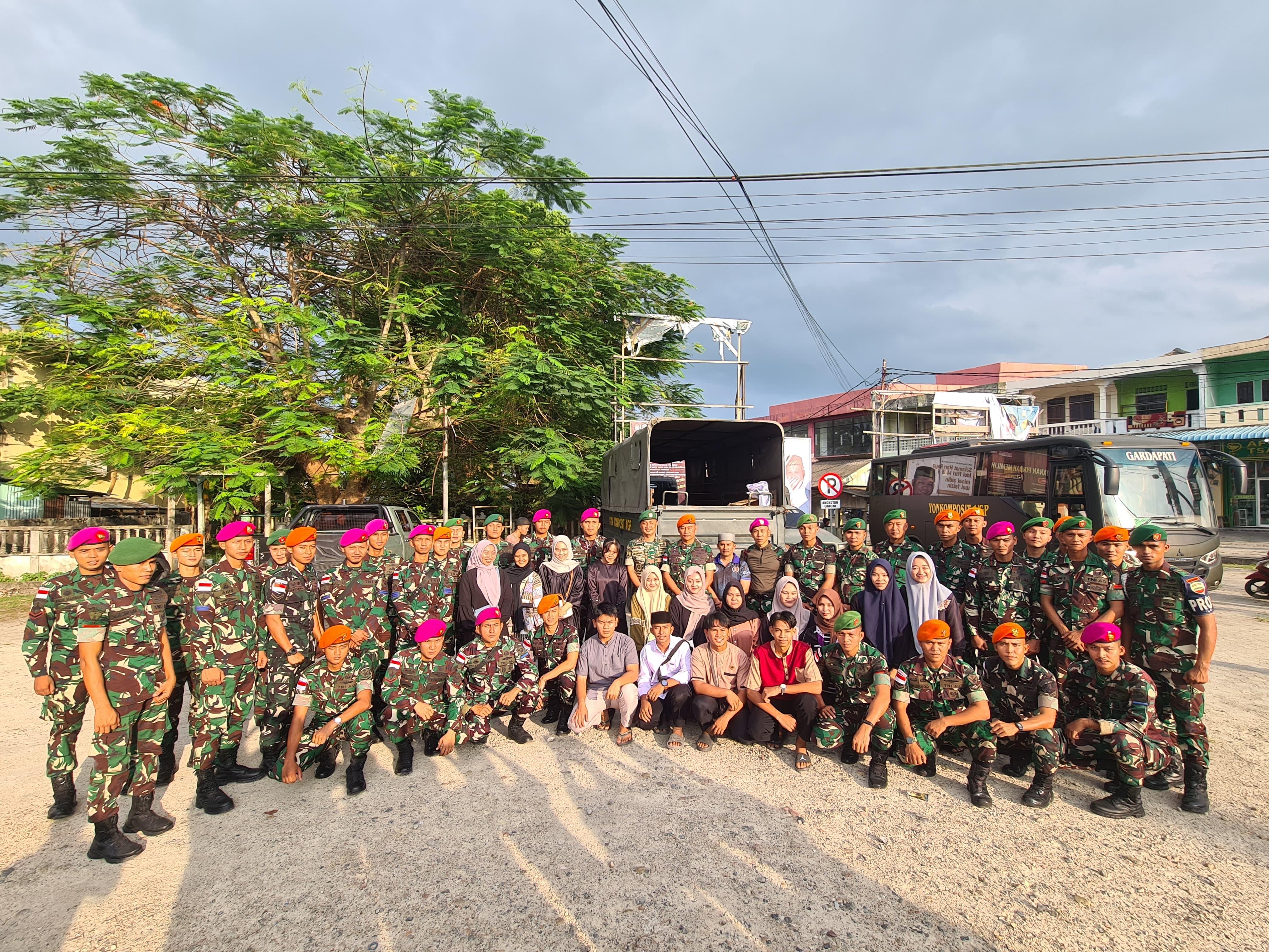 Denhanud 477 Kopasgat Bersama Yonkomposit 1/Gardapati, Satgas Kompi Marinir Komposit dan Pelajar Natuna melaksanakan pembagian Takjil.