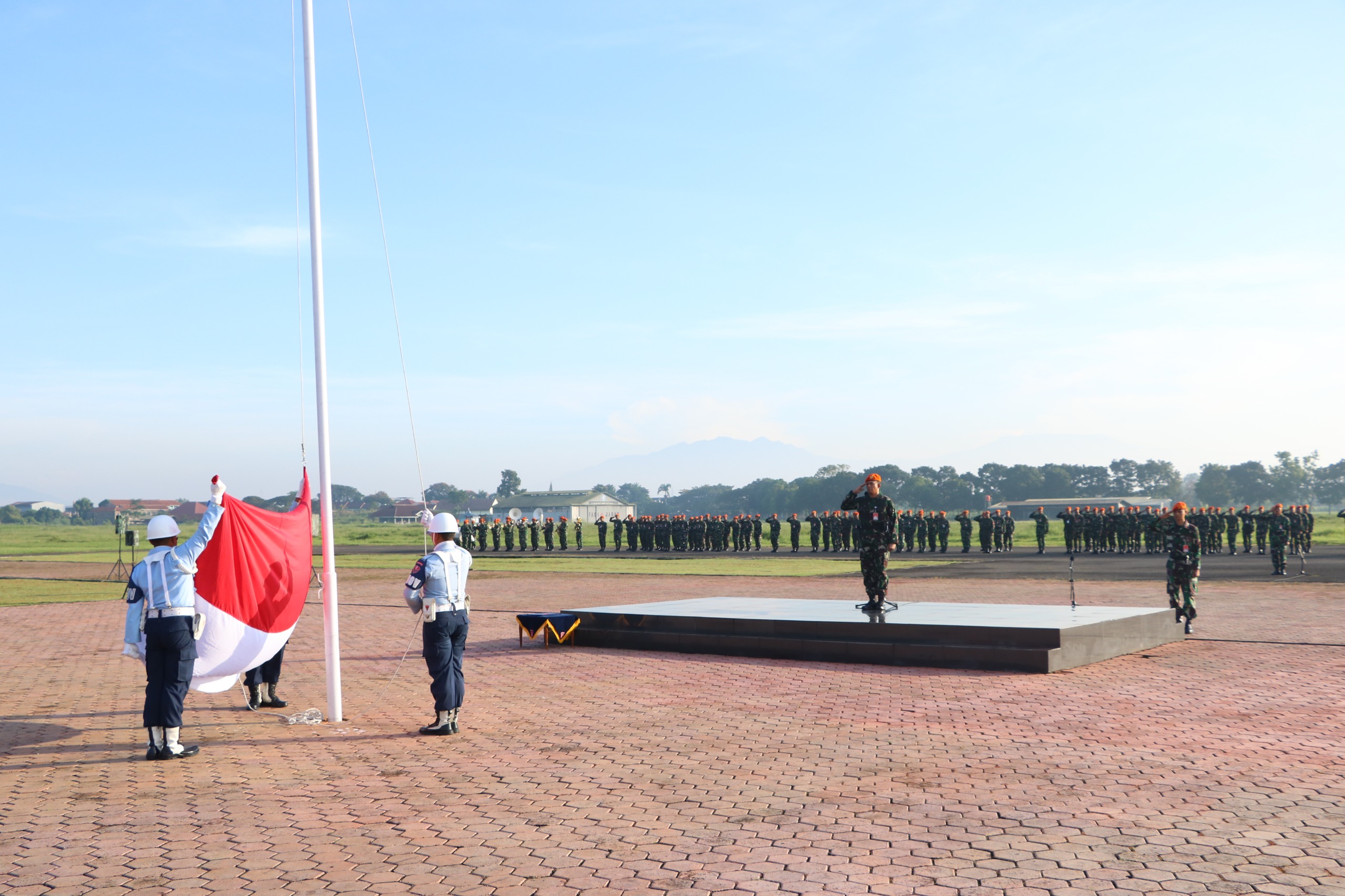 Asisten Intelijen Kopasgat Pimpin Upacara Bendera Mingguan di Mako Kopasgat