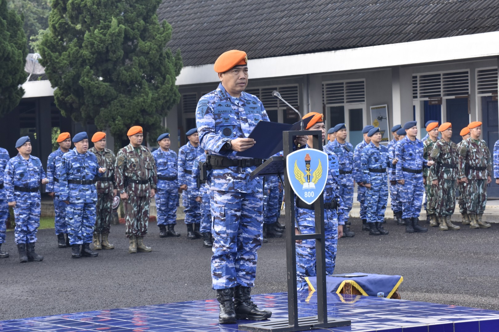 Pejabat Mako Kopasgat Mengikuti Upacara Bendera 17-an di Lapangan Upacara Wingdik 800 Pasgat