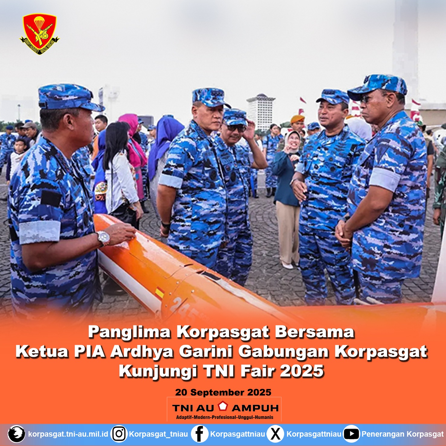 Panglima Korpasgat Bersama Ketua PIA Ardhya Garini Gabungan Korpasgat Kunjungi TNI Fair 2025