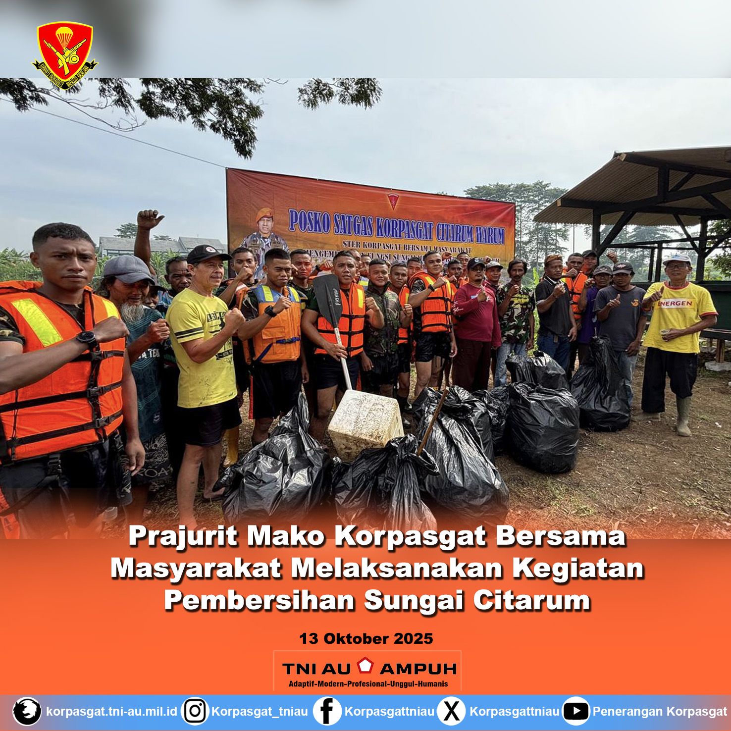 Prajurit Mako Korpasgat Bersama Masyarakat Melaksanakan Kegiatan Pembersihan Sungai Citarum