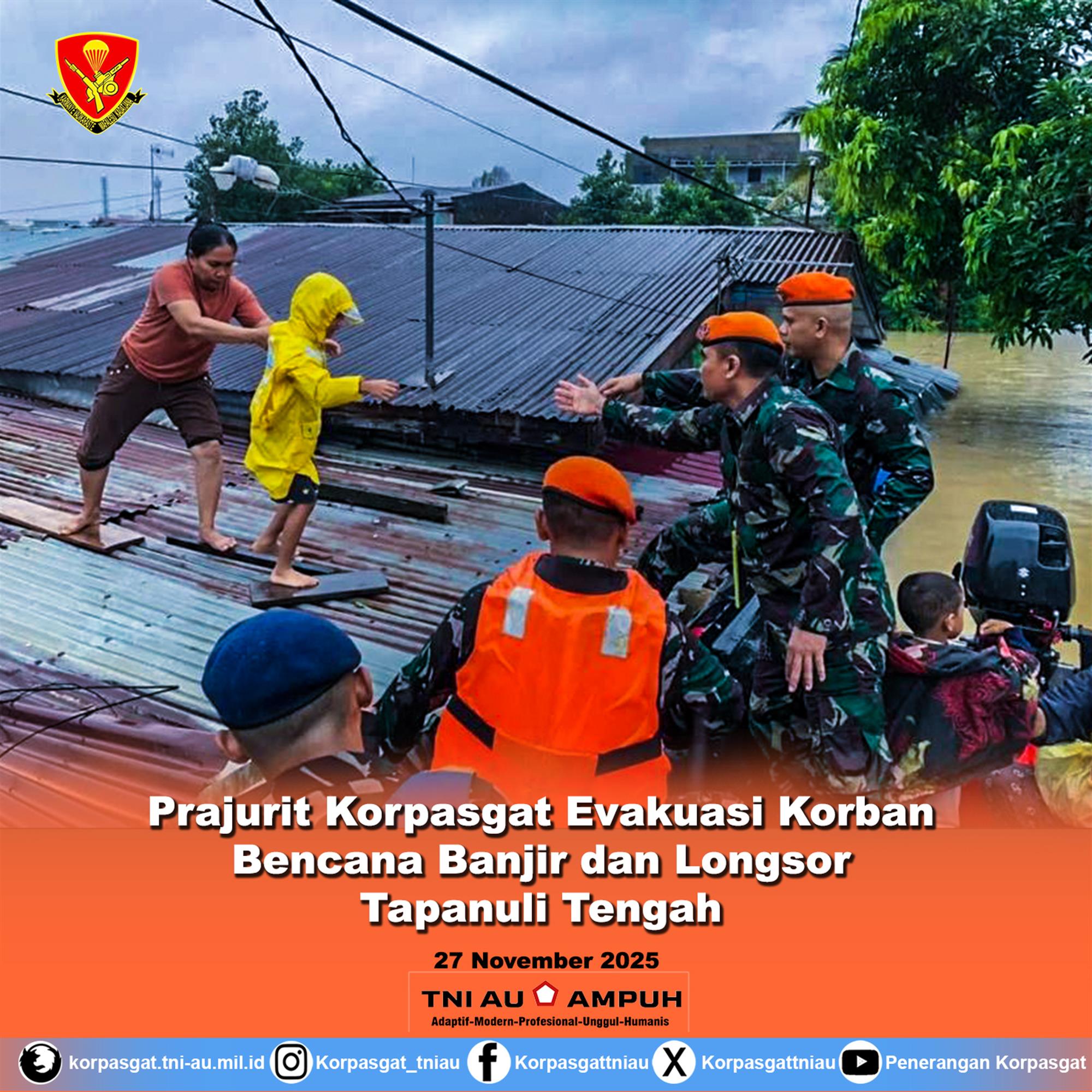 Prajurit Korpasgat Evakuasi Korban Bencana Banjir dan Longsor Tapanuli Tengah