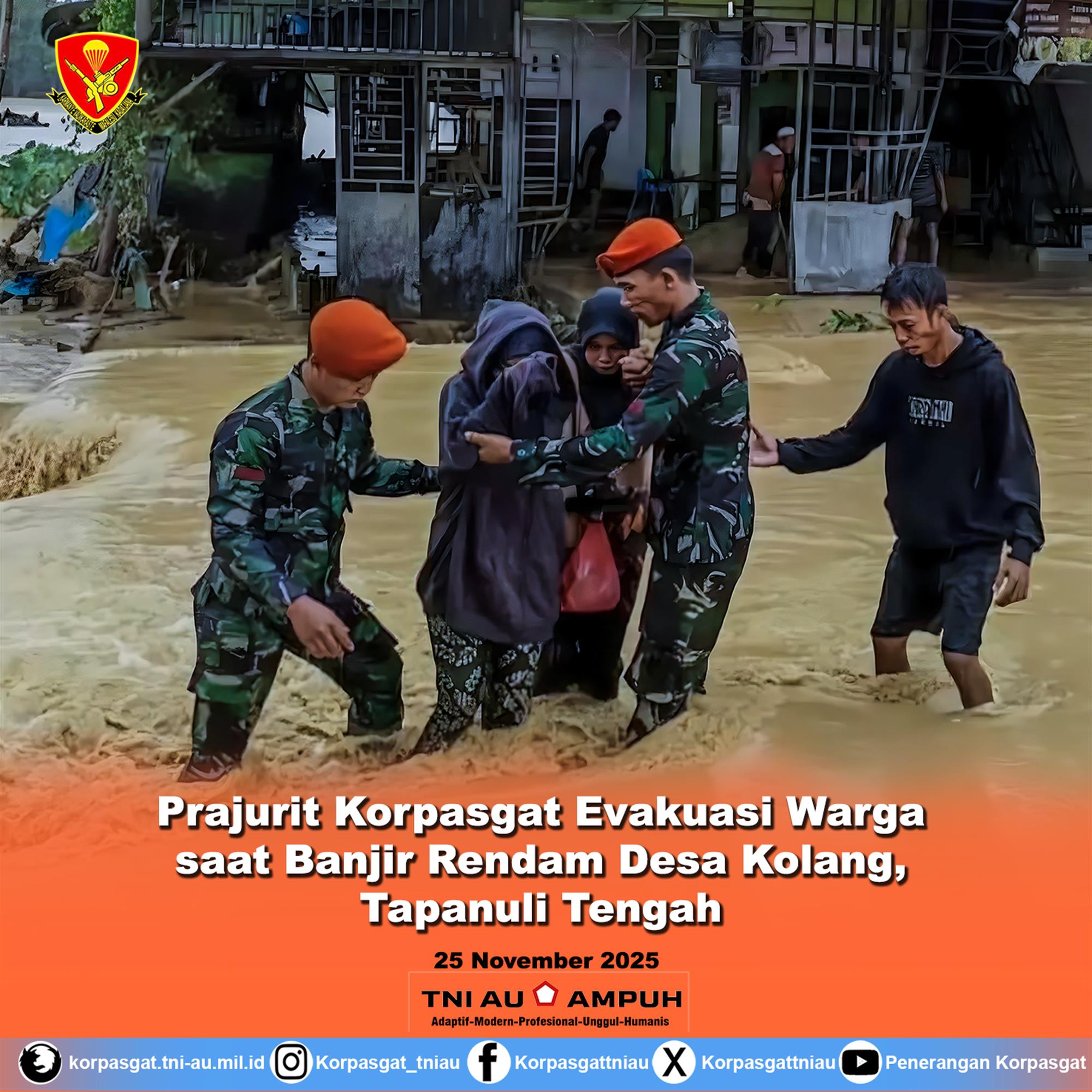 Prajurit Korpasgat Evakuasi Warga saat Banjir Rendam Desa Kolang, Tapanuli Tengah