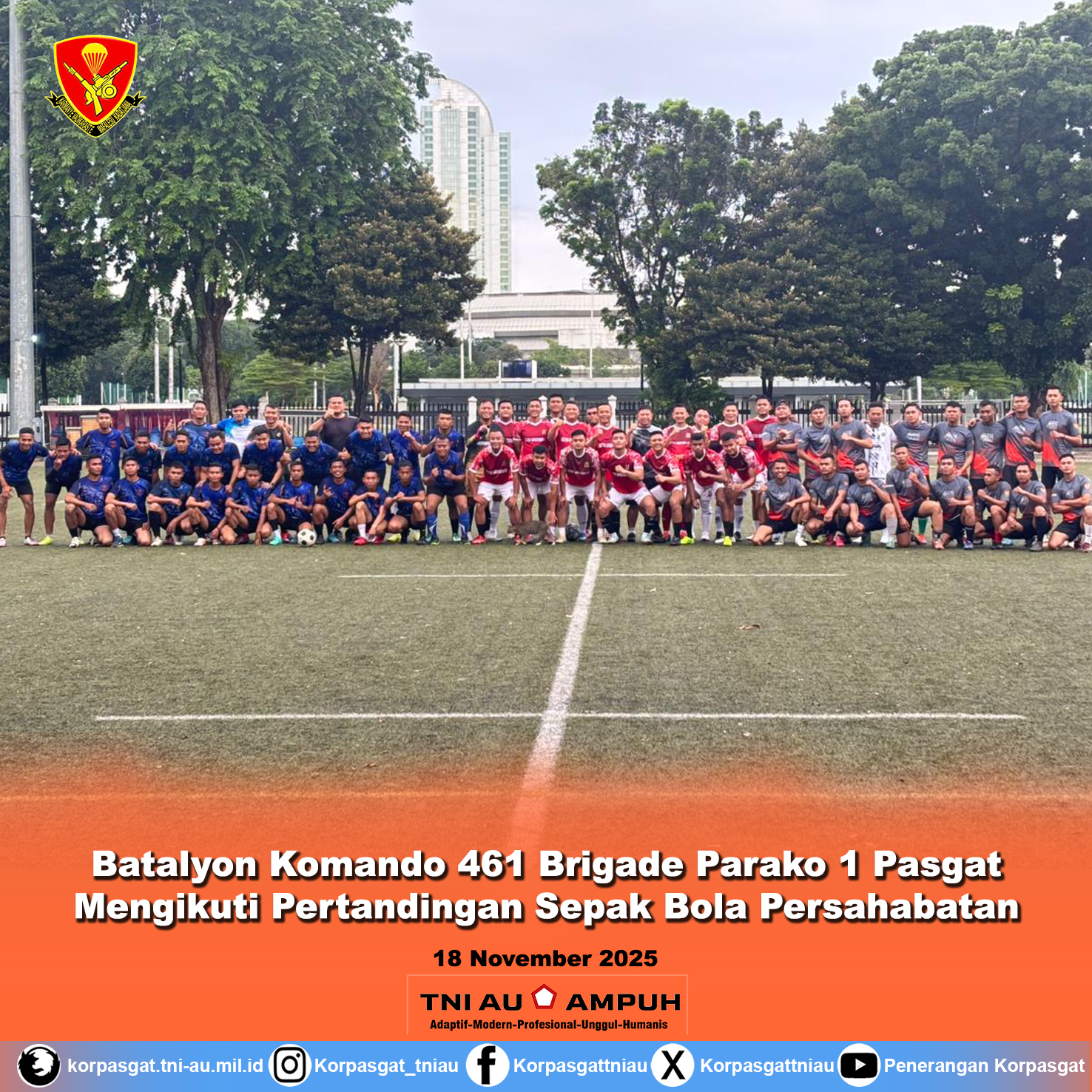 Batalyon Komando 461 Brigade Parako 1 Pasgat mengikuti pertandingan sepak bola persahabatan dengan Paspampres dan Marinir di Lapangan Bola Senayan Jakarta Pusat.