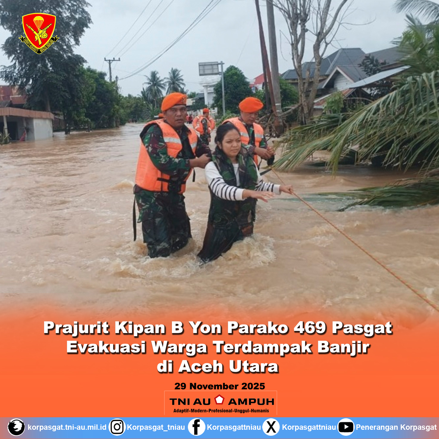 Prajurit Kipan B Yon Parako 469 Pasgat Evakuasi Warga Terdampak Banjir