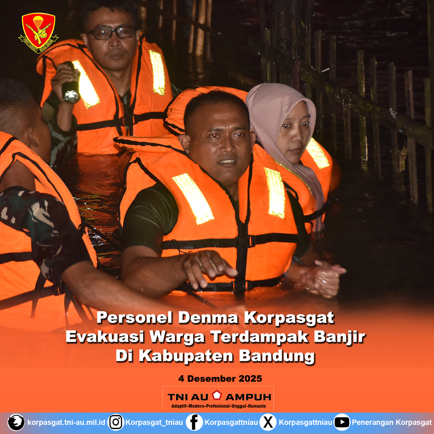 Personel Denma Korpasgat Evakuasi Warga Terdampak Banjir Di Kabupaten Bandung