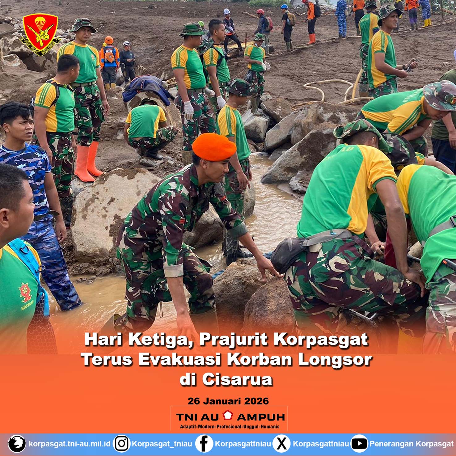 Hari Ketiga, Prajurit Korpasgat Terus Evakuasi Korban Longsor di Cisarua