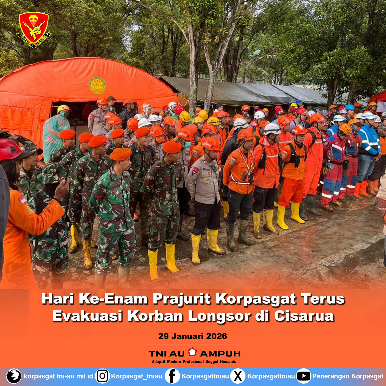 Hari Ke-Enam  Prajurit Korpasgat Terus Evakuasi Korban Longsor di Cisarua