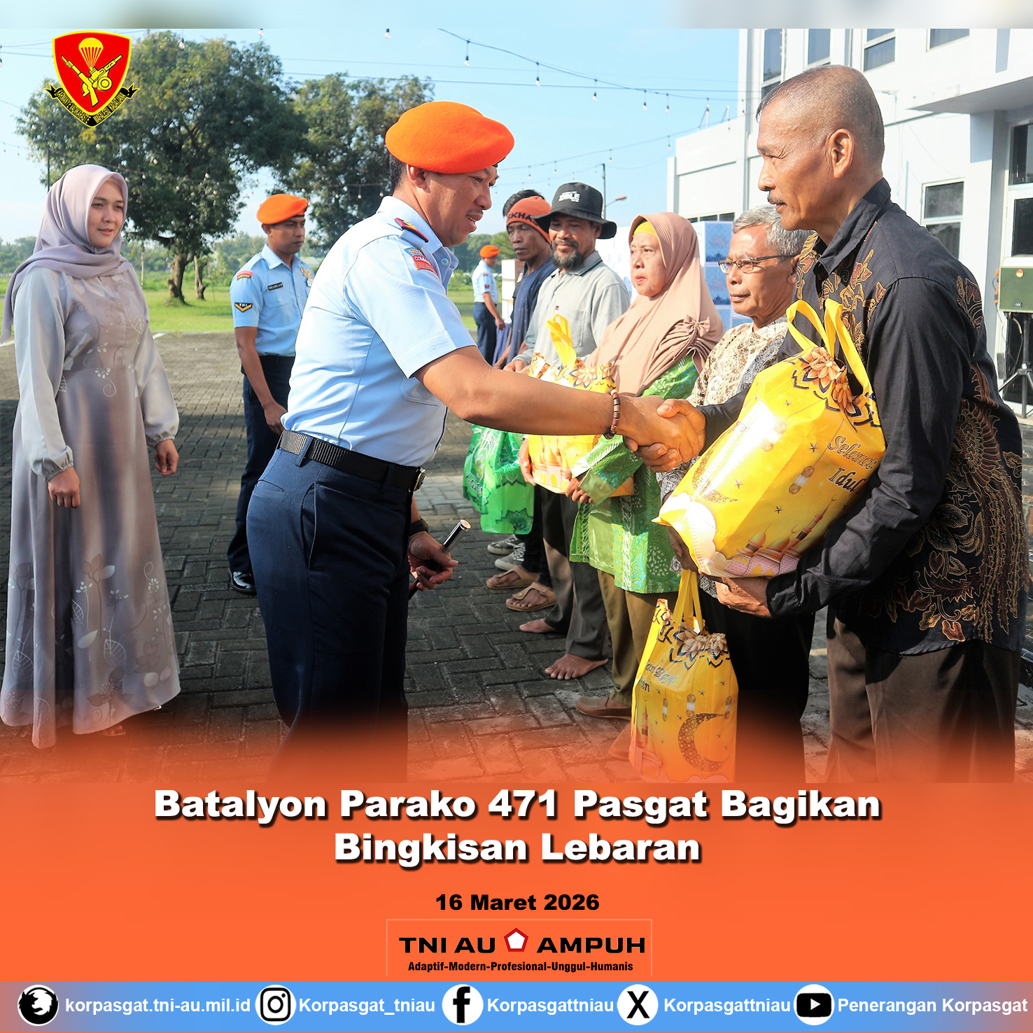 Batalyon Parako 471 Pasgat Bagikan Bingkisan Lebaran