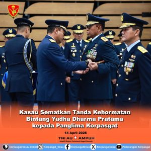 Kasau Sematkan Tanda Kehormatan Bintang Yudha Dharma Pratama kepada Panglima Korpasgat