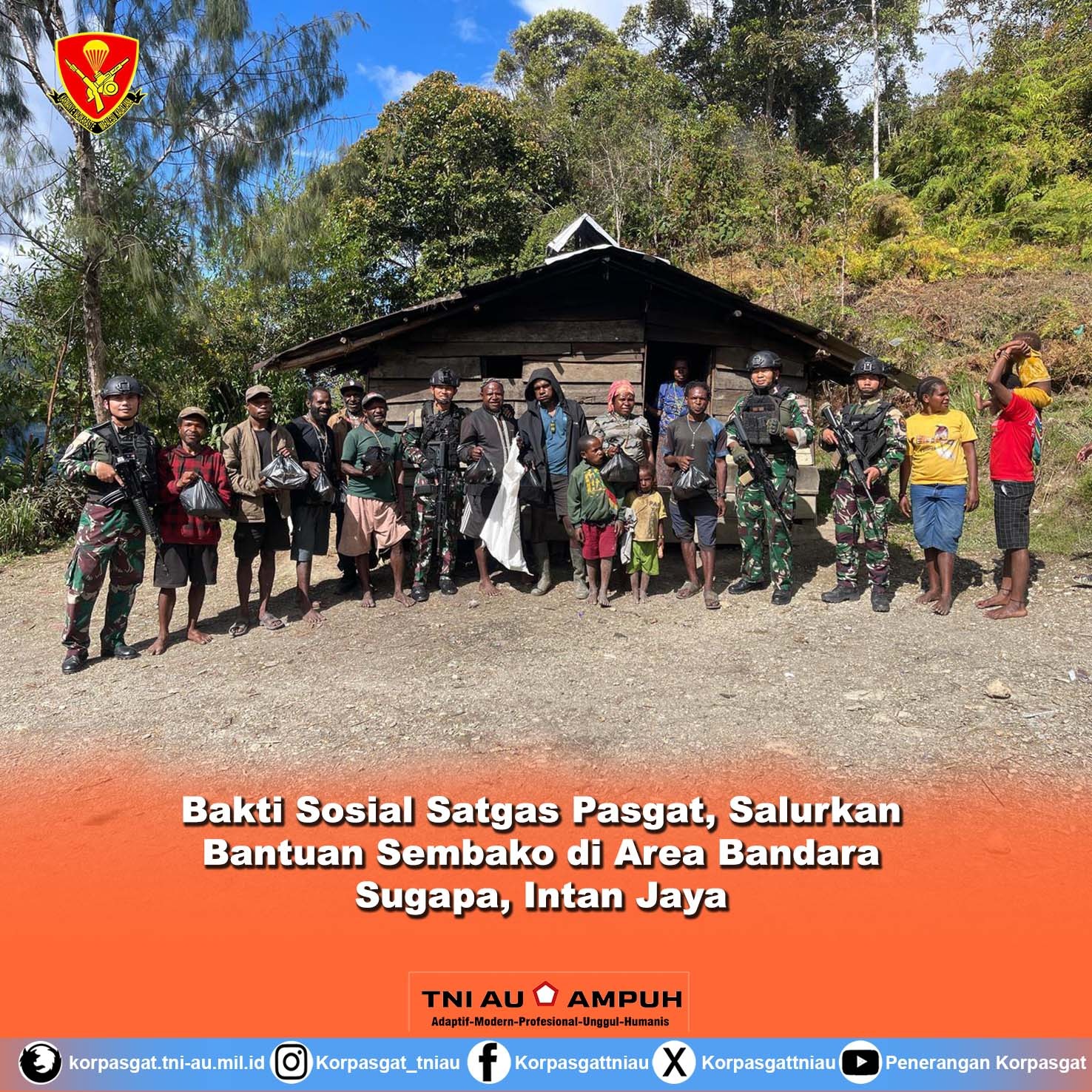 Satgas Pasgat Berikan Bantuan Sembako di Area Bandara Sugapa, Intan Jaya