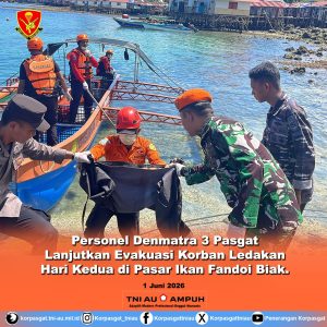 Personel Denmatra 3 Pasgat Lanjutkan Evakuasi Korban Ledakan Hari Kedua di Pasar Ikan Fandoi Biak