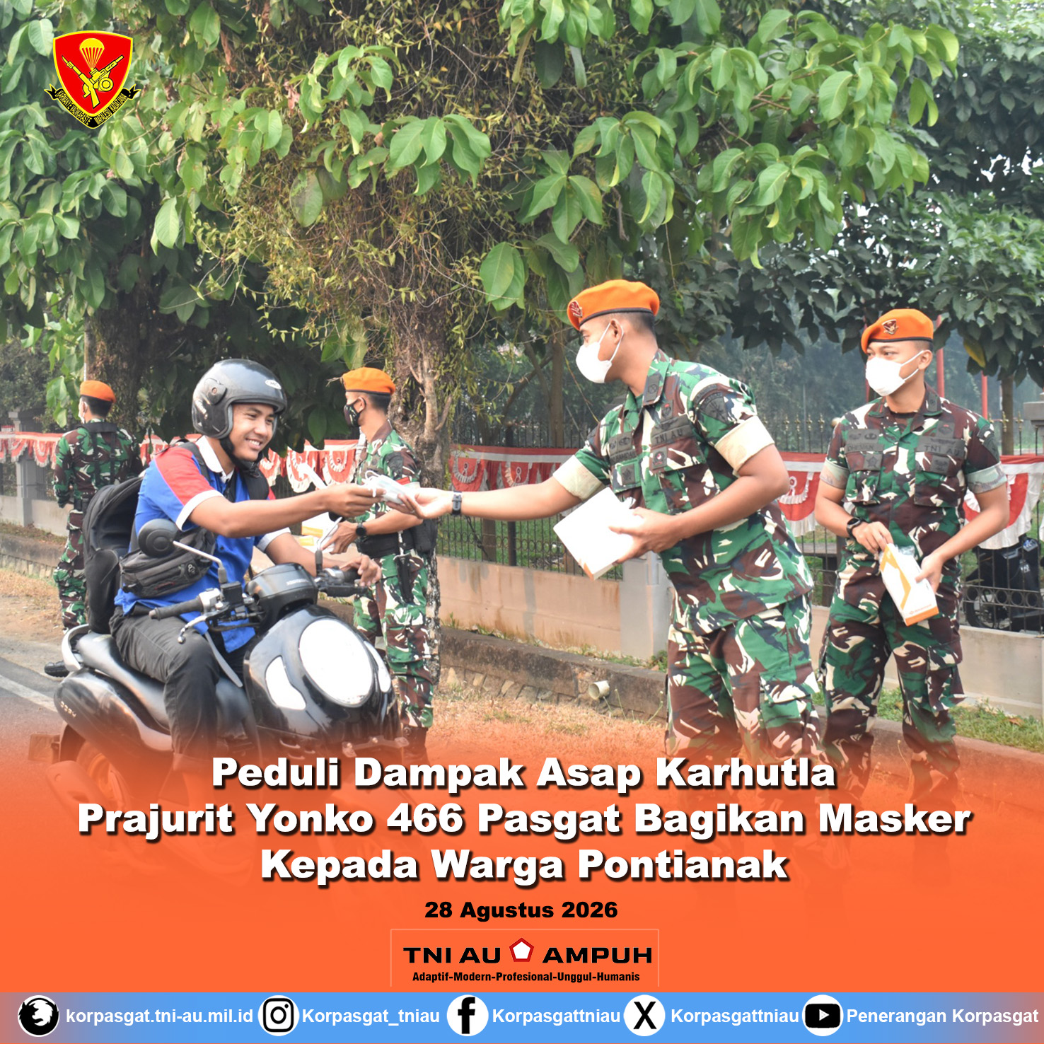Peduli Dampak Asap Karhutla Prajurit Yonko 466 Pasgat Bagikan Masker Kepada Warga Pontianak