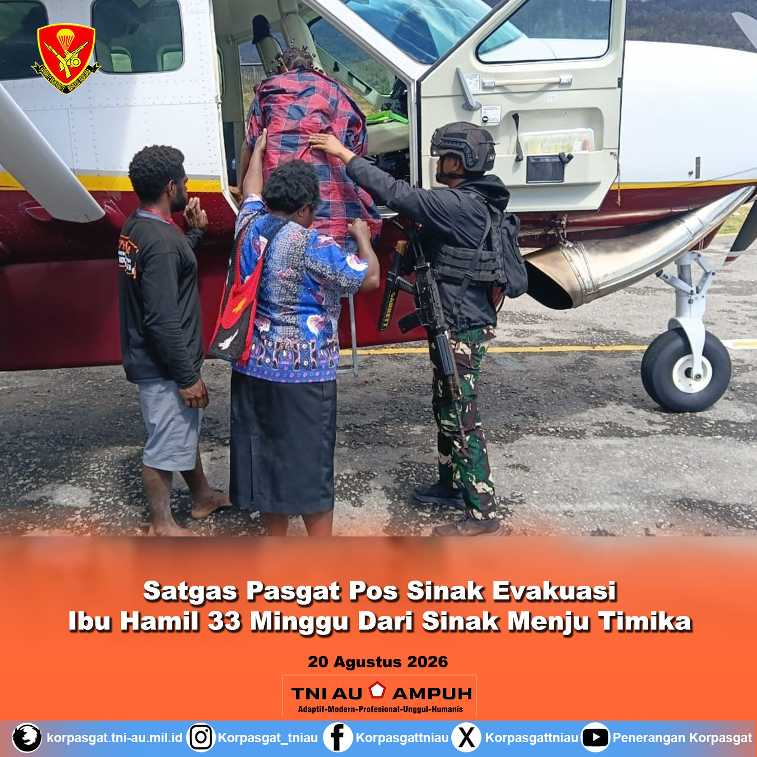 Satgas Pasgat Pos Sinak Evakuasi Ibu Hamil 33 Minggu Dari Sinak Menju Timika