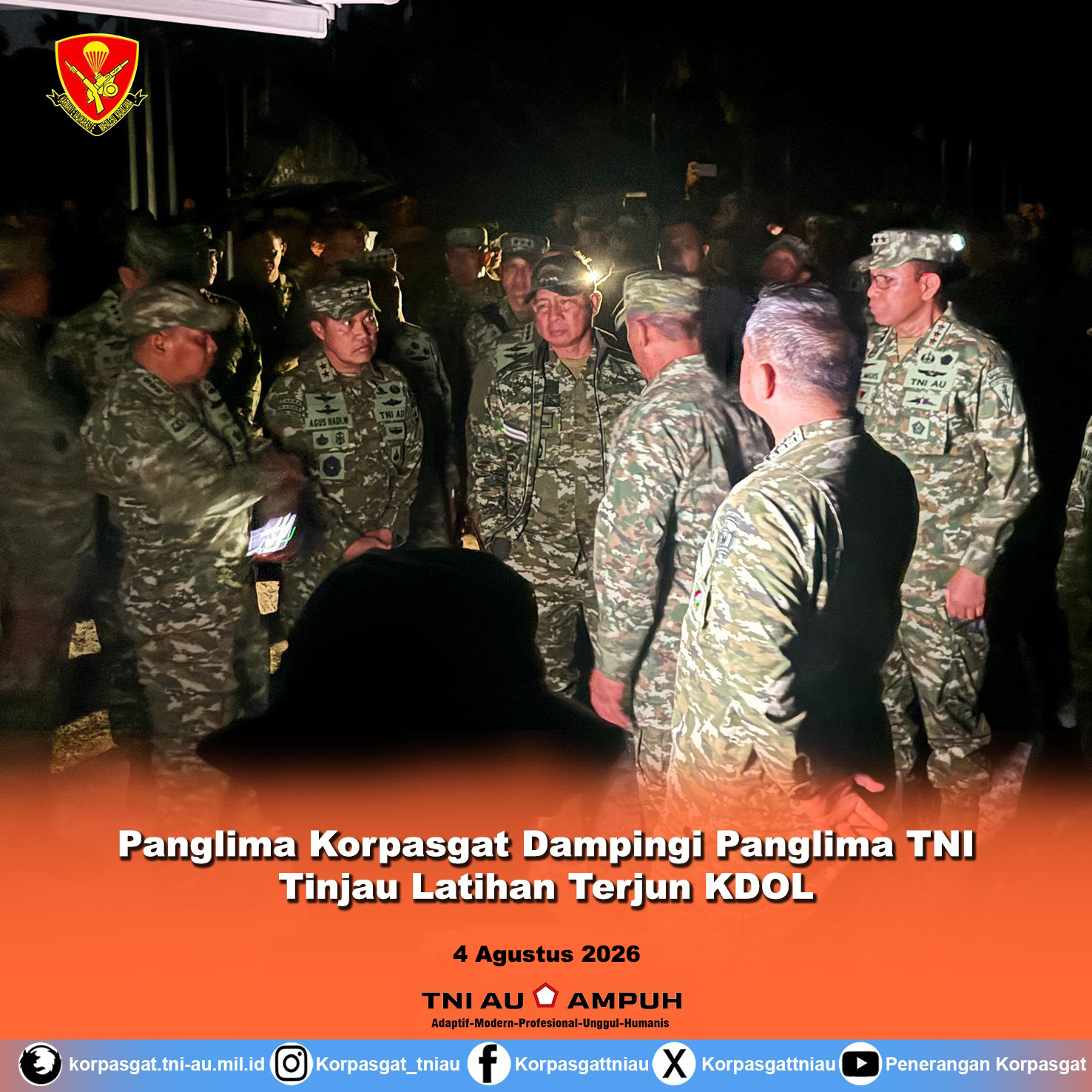 Panglima Korpasgat Dampingi Panglima TNI Tinjau Latihan Terjun KDOL