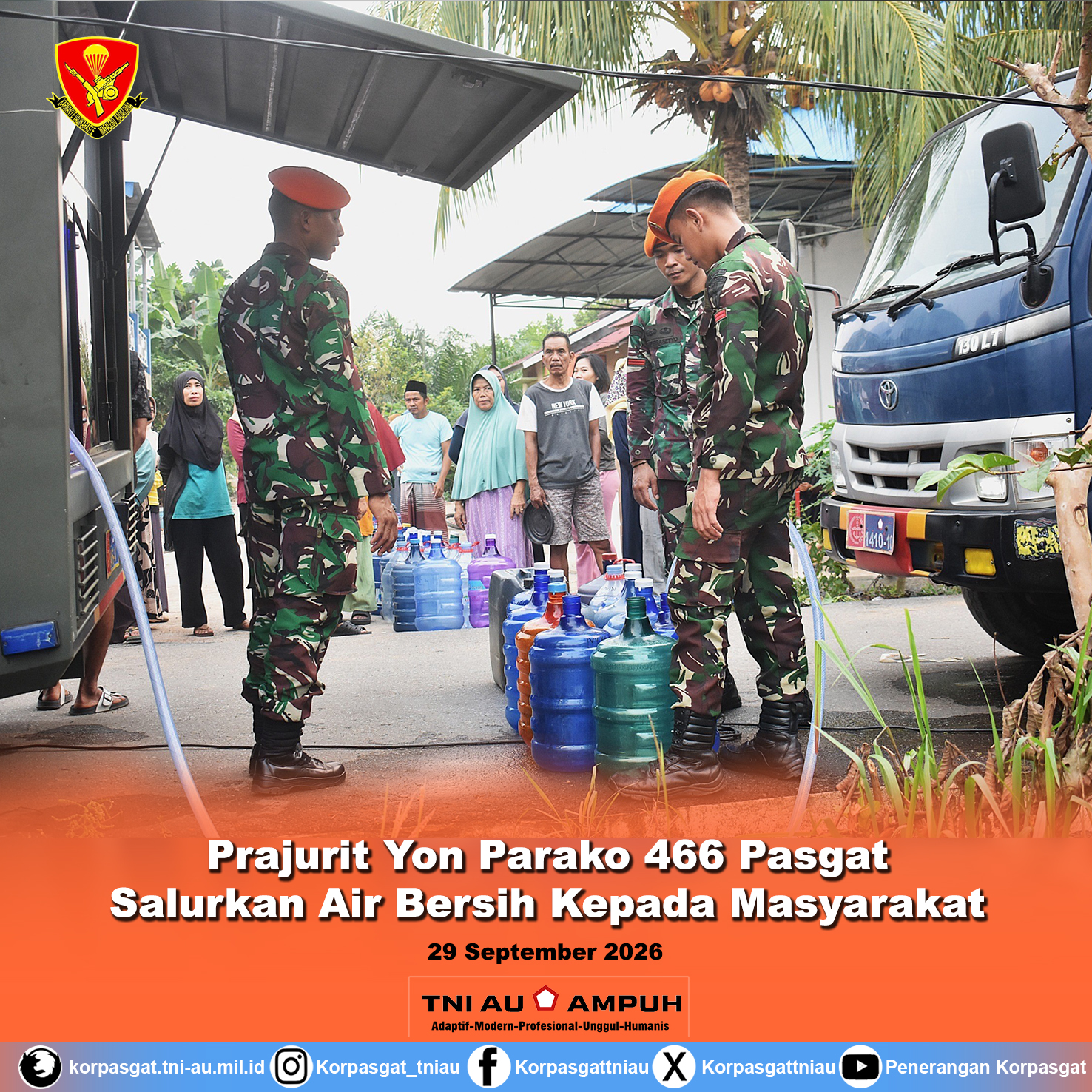 Prajurit Yon Parako 466 Pasgat Salurkan Air Bersih Kepada Masyarakat